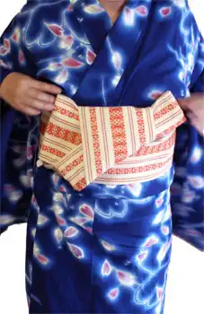 How to tie an obi A photograph of Kaino-kuchi