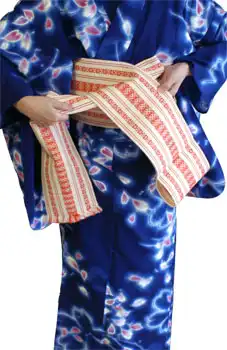How to tie an obi A photograph of Kaino-kuchi